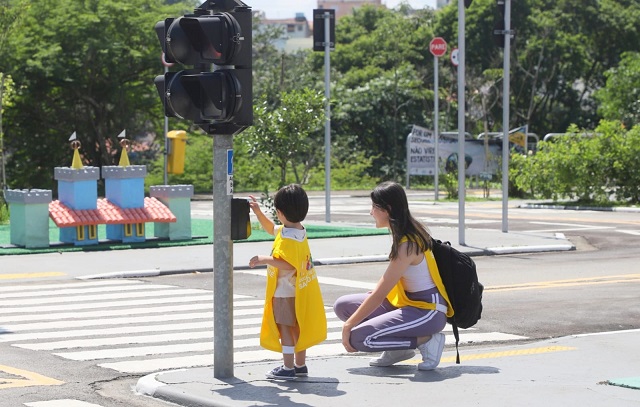 Secretaria de Mobilidade de Santo André realiza ação com servidores filhos sobre trânsito