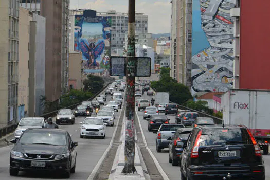 Motoristas perdem 23,4 minutos a mais no trânsito