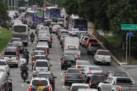 Rodízio de veículos é suspenso para carros e caminhões nesta terça-feira (21)