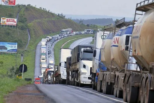 Motorista encontra lentidão em rodovias do litoral sul paulista