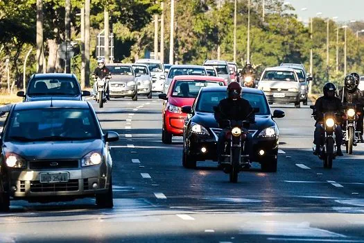 Mímicos alertam motoristas sobre a importância da prudência no trânsito