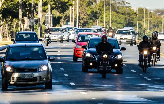 Mímicos alertam motoristas sobre a importância da prudência no trânsito