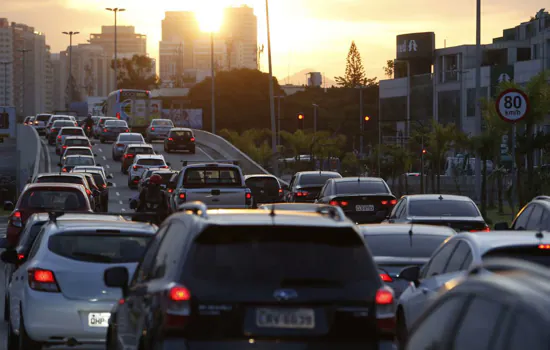 Prefeitura de SP adota medidas para reduzir congestionamentos na Marginal do Tietê