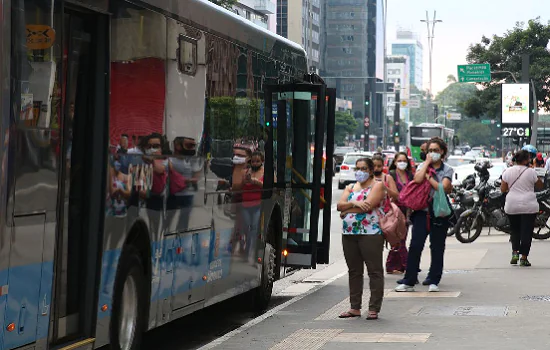 Senado aprova programa que financia passagens de idosos no transporte