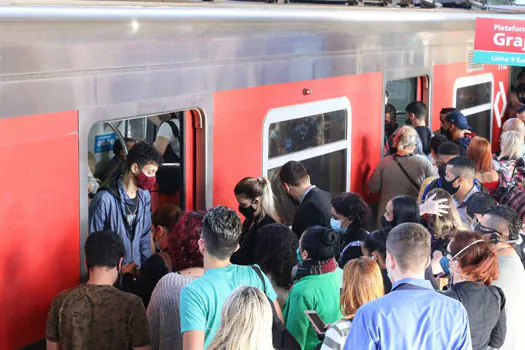 São Paulo: Usuários da Linha 9 Metropolitanos enfrentam dificuldades nos trens