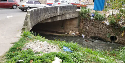 Obras de extensão de rede de esgoto melhoram qualidade do córrego Corumbé