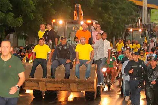 Após selfies, trator de Cid volta para obra em Sobral