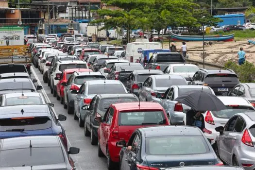 Turistas e moradores esperam até 5h para travessia na balsa de Ilhabela