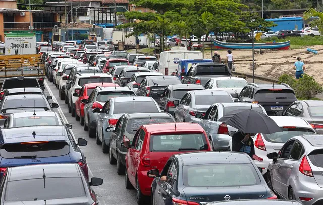 Turistas e moradores esperam até 5h para travessia na balsa de Ilhabela