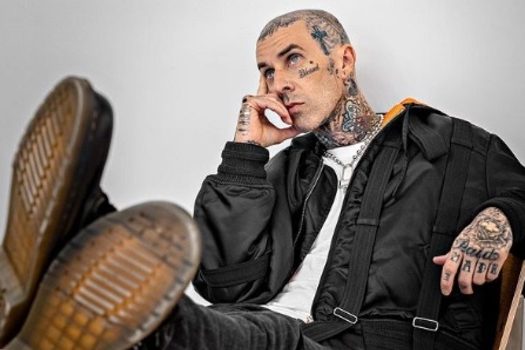 Travis Barker reaparece após internação e diz que correu risco de morte