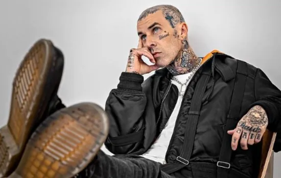 Travis Barker reaparece após internação e diz que correu risco de morte