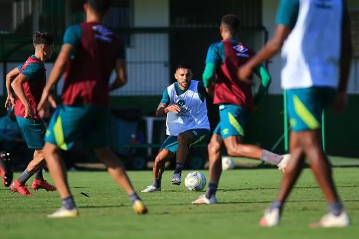 Chapecoense visita o Vitória em busca da liderança da Série B