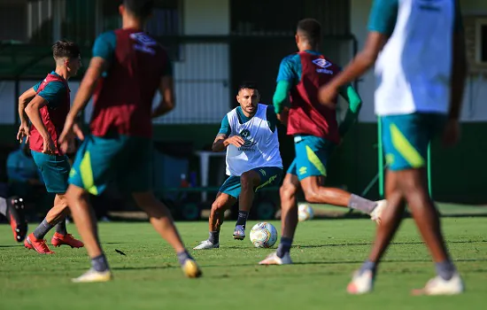 Chapecoense visita o Vitória em busca da liderança da Série B