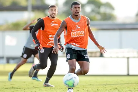 No meio da tabela, Corinthians e Athletico-PR se enfrentam na Neo Química Arena