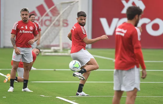 Internacional visita Athletico-PR para abrir vantagem na liderança