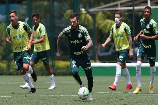 Flamengo e Palmeiras se enfrentam em disputa direta pelo título brasileiro