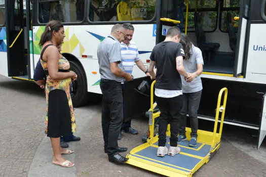 Deficientes visuais participam de treinamento em ônibus de Santo André