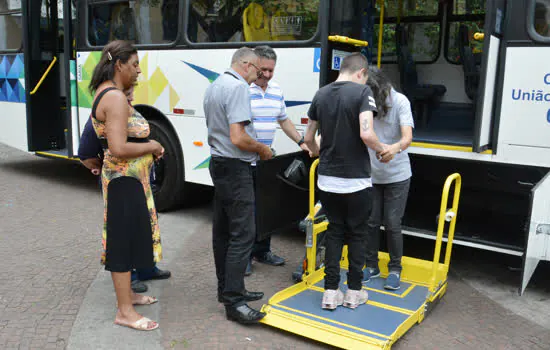 Deficientes visuais participam de treinamento em ônibus de Santo André