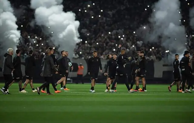 Treino aberto do Corinthians tem pressão