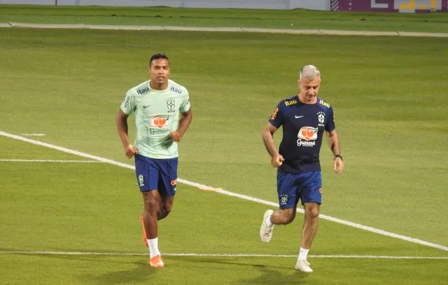 Treino da seleção brasileira tem Alex Sandro no gramado e Neymar de chinelo