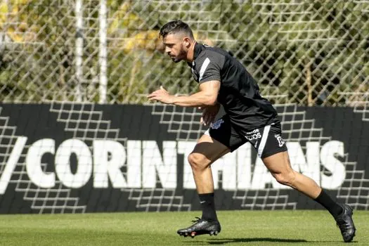 Giuliano faz 1° treino com novos companheiros no Corinthians e aprimora o físico