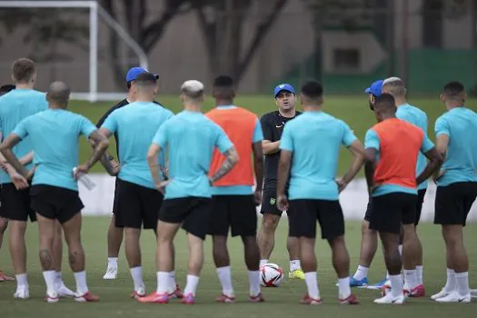 Desgastados, Douglas Luiz e Nino não treinam e podem ser desfalques no domingo