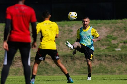 Flamengo e Coritiba jogam em Brasília de olho no G6 do Brasileirão