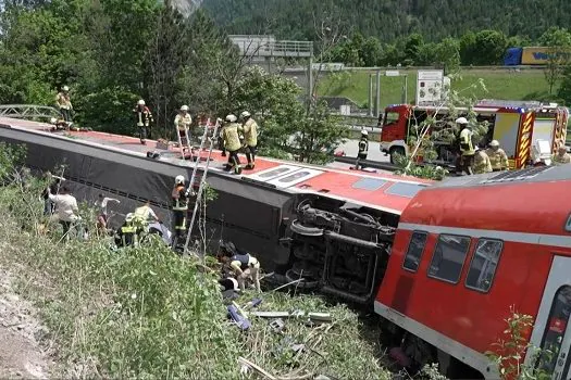 Alemanha: ao menos 4 pessoas morrem e dezenas ficam feridas após trem descarrilar