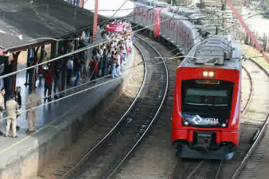 Mulher morre após ser atropelada por trem da CPTM na zona oeste