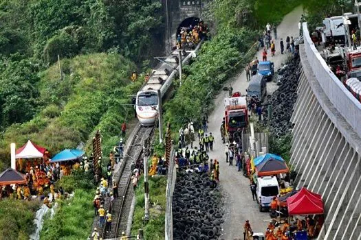 Pior acidente de trem de Taiwan em décadas deixa 51 mortos e 150 feridos