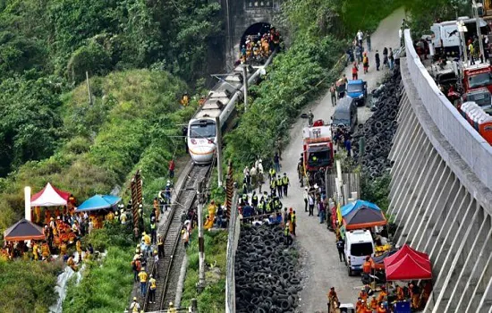 Pior acidente de trem de Taiwan em décadas deixa 51 mortos e 150 feridos