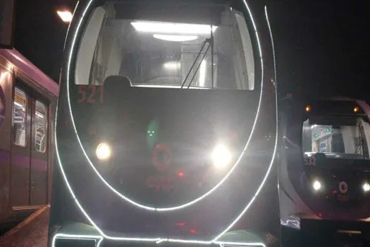 Linha 5-Lilás de metrô exibe trem iluminado e árvore de Natal