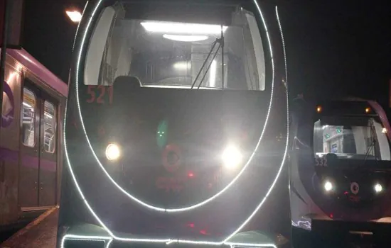 Linha 5-Lilás de metrô exibe trem iluminado e árvore de Natal