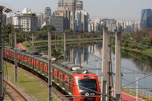 Linha 8 de trens metropolitanos de São Paulo volta a apresentar falha