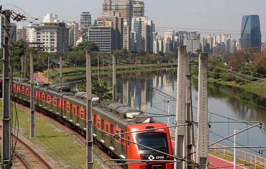 Linha 8 de trens metropolitanos de São Paulo volta a apresentar falha