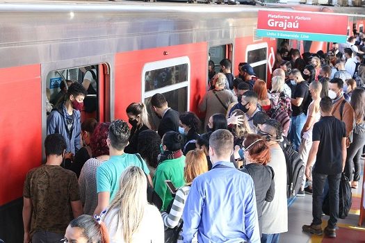 Após falhas em duas linhas, trens voltam a circular em São Paulo