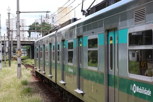 Falhas e vandalismo levam a problemas no transporte por trens em SP