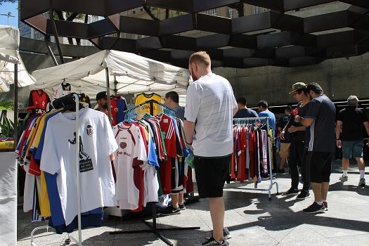 5ª Feira de Futebol no Centro de SP reúne expositores e promove troca de figurinhas