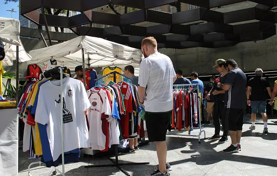 5ª Feira de Futebol no Centro de SP reúne expositores e promove troca de figurinhas