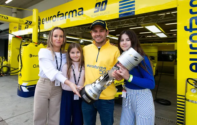 Stock Car ‘resgata’ troféu de 2004 e faz surpresa para Ricardo Maurício em Interlagos