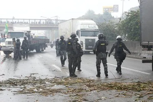 Tropa de Choque dispersa manifestantes com gás lacrimogêneo na Castello Branco