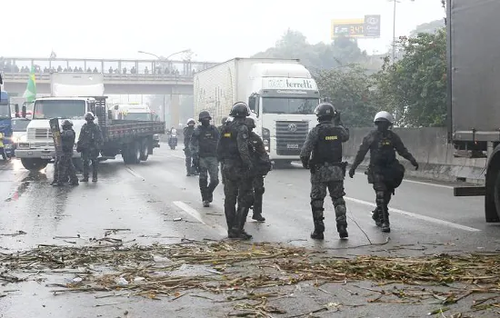 Tropa de Choque dispersa manifestantes com gás lacrimogêneo na Castello Branco