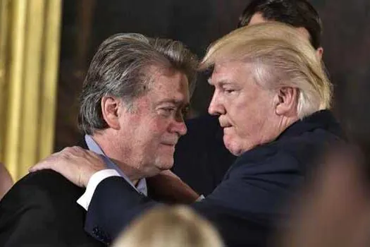 A horas de deixar o cargo, Trump concede clemência a Steve Bannon e outros aliados