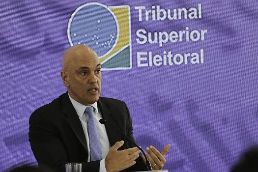 Presidente do TSE faz balanço sobre manhã de votação