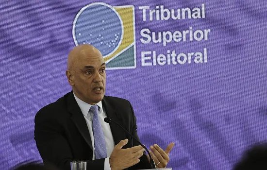 Presidente do TSE faz balanço sobre manhã de votação