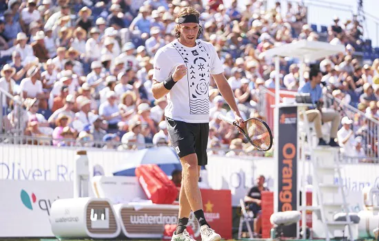 Tsitsipas supera Bautista e vence 1º título na grama; brasileiro vence nas duplas