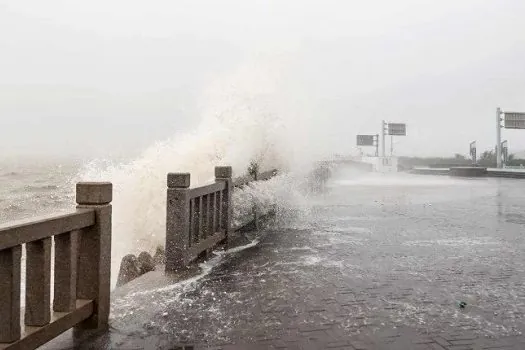 Tufão Nanmadol atinge Japão com chuva recorde e mar agitado e deixa mortos