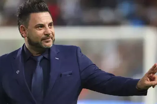 Diretoria do Atlético-MG ignora forte pressão da torcida e banca Antonio Mohamed