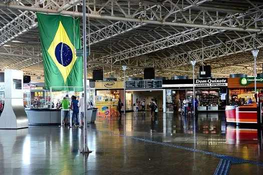 Movimento de passageiros em aeroportos e rodovias aumentam no feriado