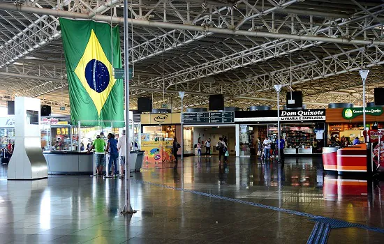 Movimento de passageiros em aeroportos e rodovias aumentam no feriado